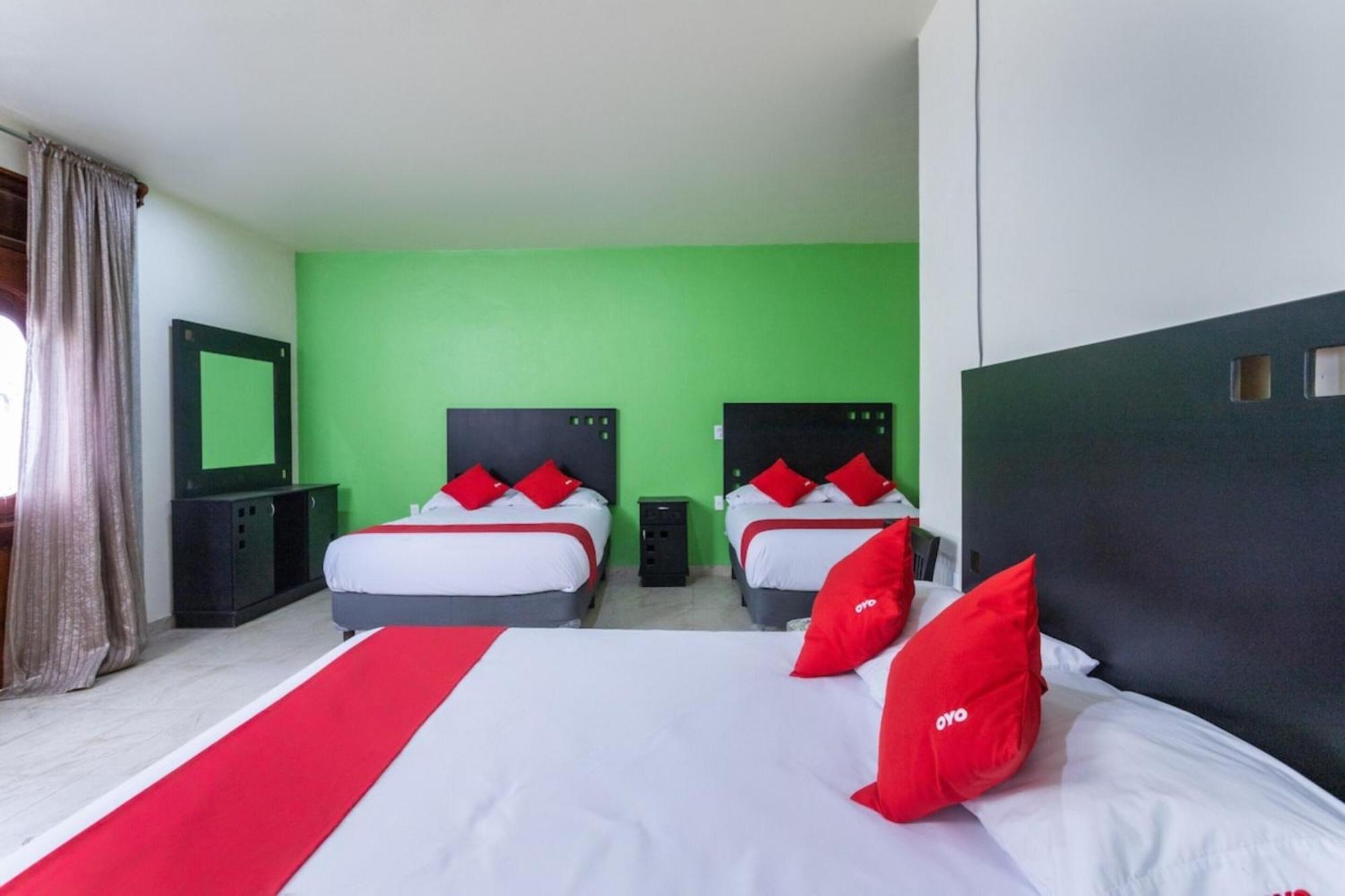 Oyo Hotel Emperadores Inn, Атлиско Екстериор снимка