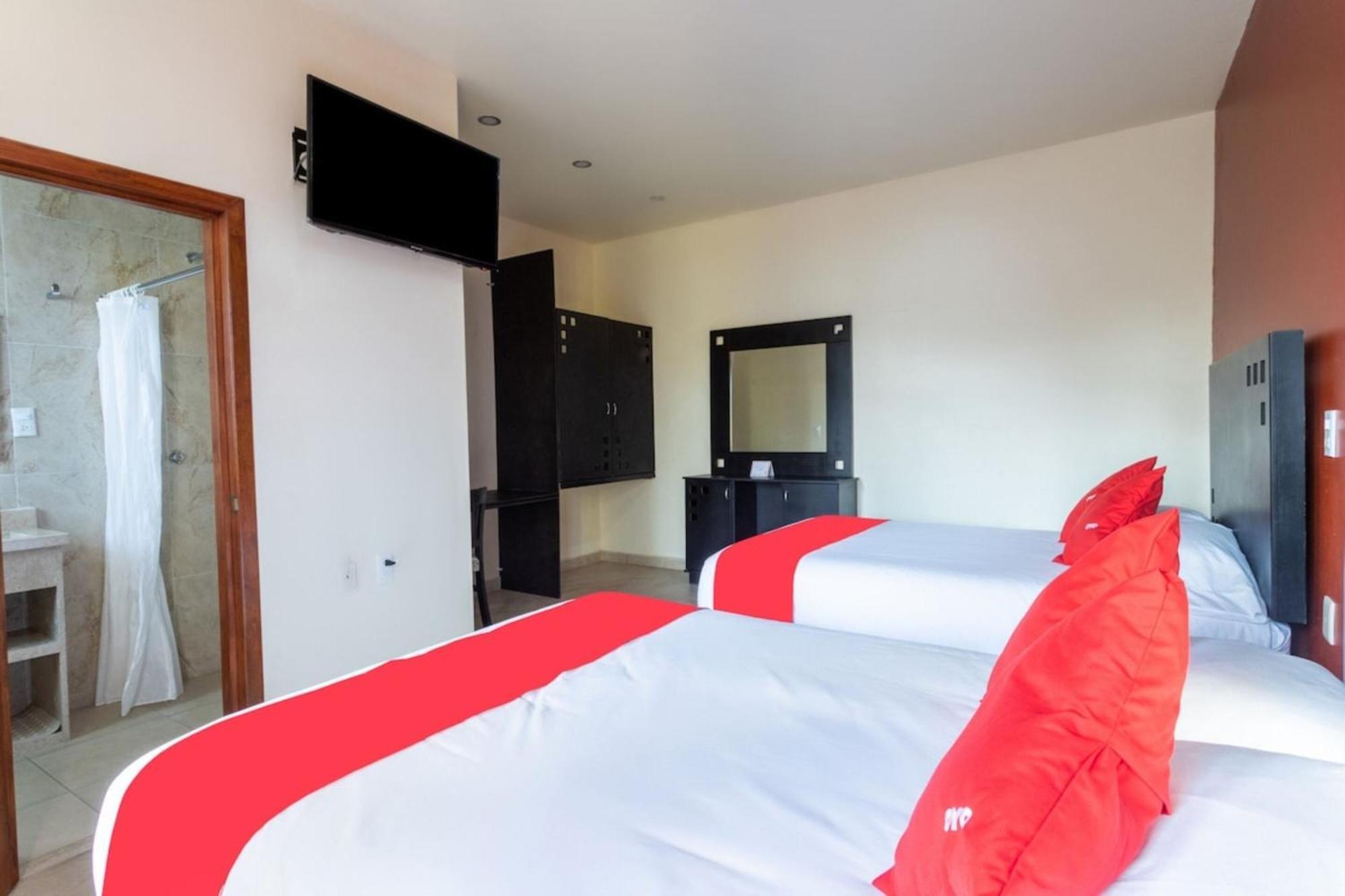 Oyo Hotel Emperadores Inn, Атлиско Екстериор снимка