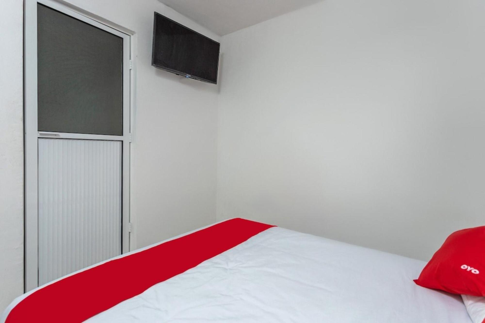 Oyo Hotel Emperadores Inn, Атлиско Екстериор снимка