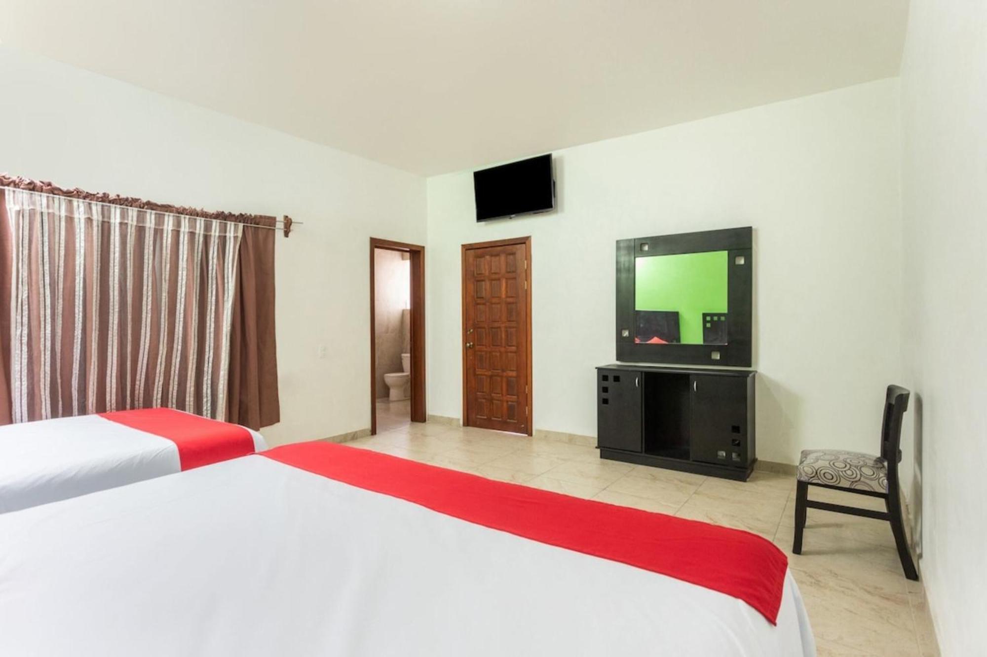 Oyo Hotel Emperadores Inn, Атлиско Екстериор снимка