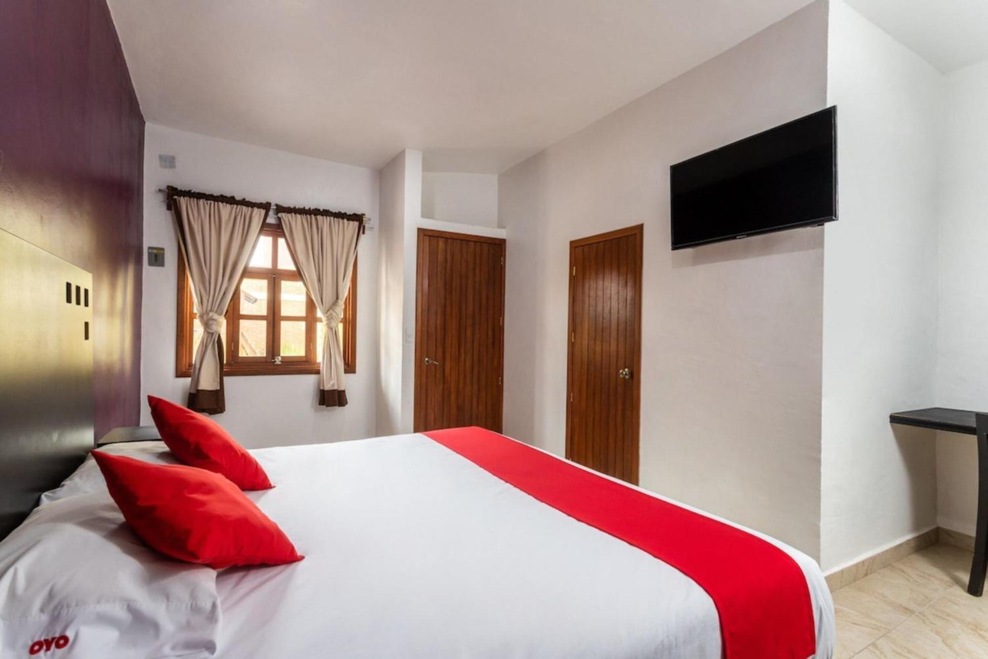 Oyo Hotel Emperadores Inn, Атлиско Екстериор снимка