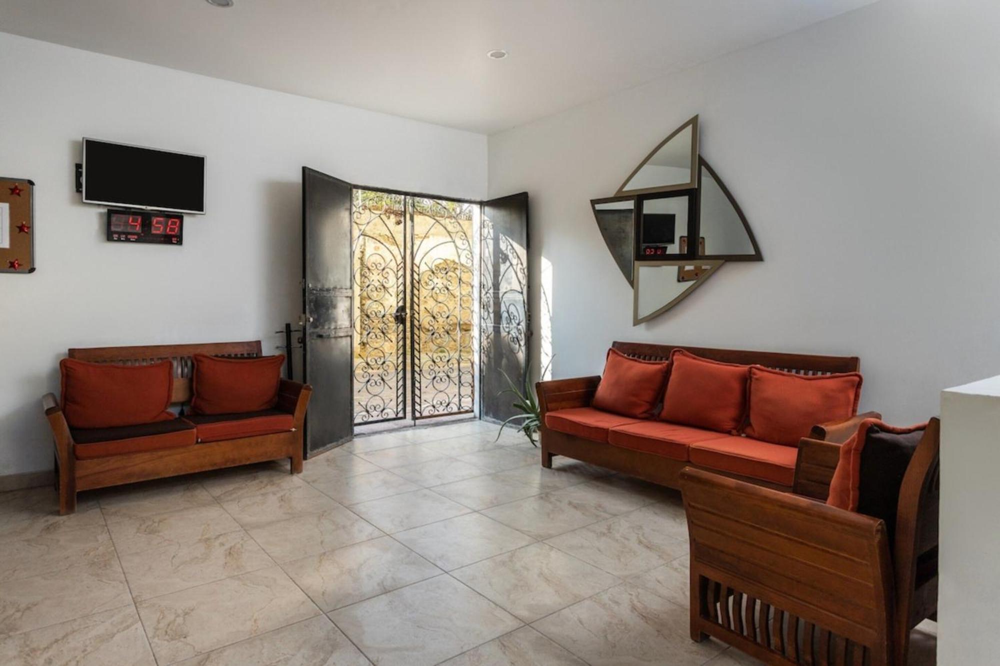 Oyo Hotel Emperadores Inn, Атлиско Екстериор снимка
